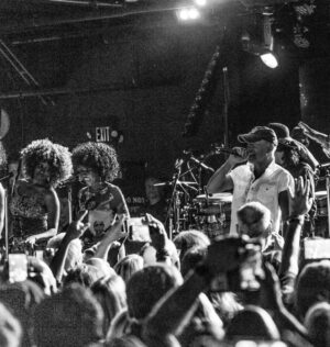 Yola Instagram - Big love to everyone that participated in this benefit and congrats to my loves @whyhunger on an epic night and a wildly successful weekend raising money so that folk can eat over the holidays and onwards! You might have noticed I’m talking to (Bruce) @springsteen, swipe to see what it looks like when he tells YOU he’s a fan of your music! Yeah i was about to say it myself but he beat me to it and I was definitely not expecting that! 🥲🥲🥲! What an epic group of people and may we continue to advocate for quality food for people all over the world and here at home! 

Slide 2: @dlavinhere 
Slide 3: @teresapyskaty 
Slide 4,5 & 6: @alphawolffphotos 
Slide 7: @melissa_lawlor_photography
#newjersey