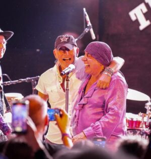 Yola Instagram - Big love to everyone that participated in this benefit and congrats to my loves @whyhunger on an epic night and a wildly successful weekend raising money so that folk can eat over the holidays and onwards! You might have noticed I’m talking to (Bruce) @springsteen, swipe to see what it looks like when he tells YOU he’s a fan of your music! Yeah i was about to say it myself but he beat me to it and I was definitely not expecting that! 🥲🥲🥲! What an epic group of people and may we continue to advocate for quality food for people all over the world and here at home! 

Slide 2: @dlavinhere 
Slide 3: @teresapyskaty 
Slide 4,5 & 6: @alphawolffphotos 
Slide 7: @melissa_lawlor_photography
#newjersey