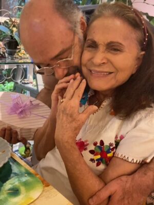 Yolanda Ventura Instagram - “Defender la alegría como una trinchera , defenderla del escándalo y la rutina, de la miseria y los miserables, de las ausencias transitorias y definitivas …” Gracias #2025 #yolandaventura #fichaamarilla