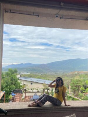 Yolanda Ventura Instagram - “Defender la alegría como una trinchera , defenderla del escándalo y la rutina, de la miseria y los miserables, de las ausencias transitorias y definitivas …” Gracias #2025 #yolandaventura #fichaamarilla