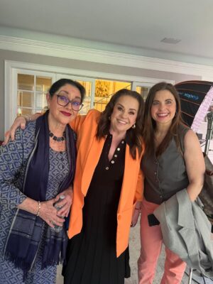 Yolanda Ventura Instagram - “Defender la alegría como una trinchera , defenderla del escándalo y la rutina, de la miseria y los miserables, de las ausencias transitorias y definitivas …” Gracias #2025 #yolandaventura #fichaamarilla