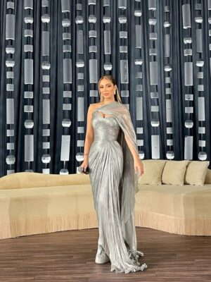 Yousra Saouf Instagram - 🩶🩶
Dress : @latelierduluxe