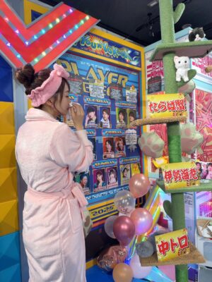 Yu Serizawa Instagram - ・

ここ最近の声優と夜あそびゆうちゃんです🐱

最新のバースデー回ではみんなのメッセージにうるうるしたり海鮮を食べてご満悦したりまりあにお手紙と大量の冷凍牡蠣をもらったりしました！！！

いつも楽しいをありがとうございます🩷

stylist @shingo_tsuno 

衣装タグ付けしてます🏷️

#声優と夜あそび　#芹澤長縄と夜あそび