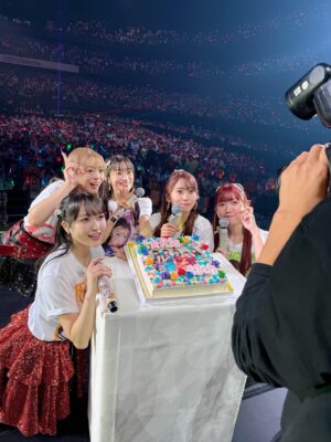 Yu Serizawa Instagram - ・

遅くなってしまったけど、

 i☆Ris 13th Anniversary Live -TITLE MATCH-

ありがとうございました！
今回はいつにもまして特別なライブでした！！

そんな時間を作ってくれたみんなに超特大BIGLOVE💙

14年目も素晴らしい景色たくさん見るぞー！

photo @kamiiisaka (かわいい写真多すぎて載せるのまよった)
newhair @laftale_akihiro (エクステ可愛すぎるツヤツヤ最高)
myLOVE @uesaka_sumire (見に来てくれたマイラブすみぺ様)

最後の１枚はファンの方が撮ってくれた写真！
なびく髪が美してくてお借りしました☺️

#ぴあアリーナmm #i_Ris