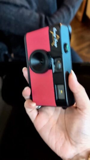 Yu-Tung Hsia Instagram - 在日本買了一台仿底片風格的 CCD。
購入時就內建 4G 記憶卡，大約可以拍五百張。
最可愛的是，
因為是仿底片設計，完全沒有螢幕。
按下快門的當下，你真的不知道自己拍下了什麼。
直到回家、讀卡的那一刻，
看著一張一張照片，
那種感覺很像拆禮物！🥰❤️