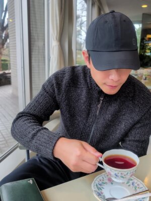 Yu-Tung Hsia Instagram - 昨天一整天的雨，把鞋子都弄髒了...
今早穿鞋時，卻發現乾乾淨淨的！
這才知道，原來在我洗澡的時候，協志已經默默把我跟他的鞋子，一雙一雙都擦好了。

然後呢，
這一天就要過完了，
看了美景、吃了美食，
但這件對你來說的日常小事，卻一直留在我心裡，
讓我覺得，人生最美的風景，其實就是你。 🥹

對我肉麻 😆 (大家鼻要不蘇湖）因為我真的開心😆真的珍惜🥹❤️