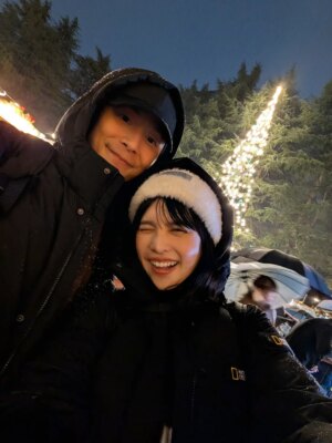 Yu-Tung Hsia Instagram - 下雨的聖誕節，還是很快樂。
雖然嘴上碎念著「怎麼還在下啦～」，但心裡知道，反正也改變不了，那就開心地接受吧😉

而且真的很幸運。
不知道點燈時間的我們，卻剛好提早走到那附近，也剛好有一個小小的位置可以站著；沒等多久，燈就亮了。
濕濕冷冷的天氣，但現場氣氛特別好，心情也超好。
謝謝老公帶我來過聖誕節，真的很幸福。

也想謝謝媽媽。
把照片傳給他，他說：「看你開心，我就覺得幸福。」
簡單一句話，可是覺得感動🥰

祝大家幸福❄️聖誕節快樂❤️