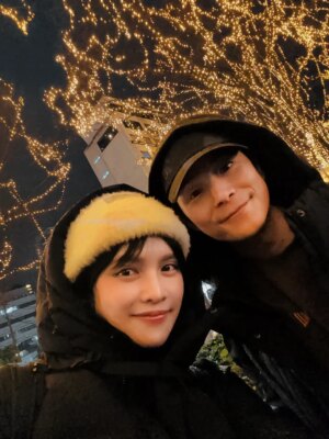 Yu-Tung Hsia Instagram - 下雨的聖誕節，還是很快樂。
雖然嘴上碎念著「怎麼還在下啦～」，但心裡知道，反正也改變不了，那就開心地接受吧😉

而且真的很幸運。
不知道點燈時間的我們，卻剛好提早走到那附近，也剛好有一個小小的位置可以站著；沒等多久，燈就亮了。
濕濕冷冷的天氣，但現場氣氛特別好，心情也超好。
謝謝老公帶我來過聖誕節，真的很幸福。

也想謝謝媽媽。
把照片傳給他，他說：「看你開心，我就覺得幸福。」
簡單一句話，可是覺得感動🥰

祝大家幸福❄️聖誕節快樂❤️