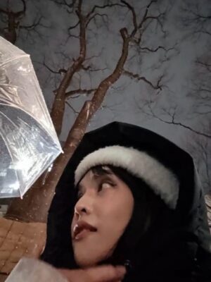 Yu-Tung Hsia Instagram - 下雨的聖誕節，還是很快樂。
雖然嘴上碎念著「怎麼還在下啦～」，但心裡知道，反正也改變不了，那就開心地接受吧😉

而且真的很幸運。
不知道點燈時間的我們，卻剛好提早走到那附近，也剛好有一個小小的位置可以站著；沒等多久，燈就亮了。
濕濕冷冷的天氣，但現場氣氛特別好，心情也超好。
謝謝老公帶我來過聖誕節，真的很幸福。

也想謝謝媽媽。
把照片傳給他，他說：「看你開心，我就覺得幸福。」
簡單一句話，可是覺得感動🥰

祝大家幸福❄️聖誕節快樂❤️