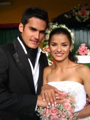 Yuli Ferreira Instagram - Amor de mi vida, no puedo creer que ya han pasado 25 años desde que decidimos recorrer la vida juntos. Parece que fue ayer cuando, tomados de la mano, decidimos unir nuestras vidas para siempre. Ha sido un viaje de aciertos y desaciertos, de aprendizajes profundos y de crecimiento constante. Hoy sé con certeza que uno de nuestros mayores secretos ha sido rendirnos ante Dios, permitir que Él guíe cada paso y decidir, una y otra vez, nunca rendirnos. Si supieran como fue ese día tan especial
Dios es
bueno....
Estoy ansiosa por los años que vienen, porque sé que Dios seguirá guiando cada uno de nuestros pasos. Te amo infinitamente...