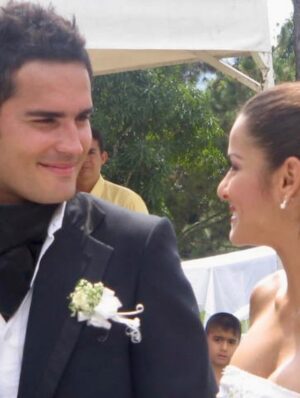 Yuli Ferreira Instagram - Amor de mi vida, no puedo creer que ya han pasado 25 años desde que decidimos recorrer la vida juntos. Parece que fue ayer cuando, tomados de la mano, decidimos unir nuestras vidas para siempre. Ha sido un viaje de aciertos y desaciertos, de aprendizajes profundos y de crecimiento constante. Hoy sé con certeza que uno de nuestros mayores secretos ha sido rendirnos ante Dios, permitir que Él guíe cada paso y decidir, una y otra vez, nunca rendirnos. Si supieran como fue ese día tan especial
Dios es
bueno....
Estoy ansiosa por los años que vienen, porque sé que Dios seguirá guiando cada uno de nuestros pasos. Te amo infinitamente...