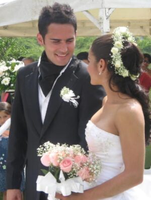 Yuli Ferreira Instagram - Amor de mi vida, no puedo creer que ya han pasado 25 años desde que decidimos recorrer la vida juntos. Parece que fue ayer cuando, tomados de la mano, decidimos unir nuestras vidas para siempre. Ha sido un viaje de aciertos y desaciertos, de aprendizajes profundos y de crecimiento constante. Hoy sé con certeza que uno de nuestros mayores secretos ha sido rendirnos ante Dios, permitir que Él guíe cada paso y decidir, una y otra vez, nunca rendirnos. Si supieran como fue ese día tan especial
Dios es
bueno....
Estoy ansiosa por los años que vienen, porque sé que Dios seguirá guiando cada uno de nuestros pasos. Te amo infinitamente...