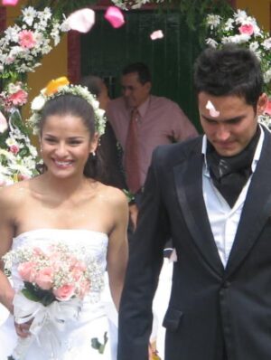 Yuli Ferreira Instagram - Amor de mi vida, no puedo creer que ya han pasado 25 años desde que decidimos recorrer la vida juntos. Parece que fue ayer cuando, tomados de la mano, decidimos unir nuestras vidas para siempre. Ha sido un viaje de aciertos y desaciertos, de aprendizajes profundos y de crecimiento constante. Hoy sé con certeza que uno de nuestros mayores secretos ha sido rendirnos ante Dios, permitir que Él guíe cada paso y decidir, una y otra vez, nunca rendirnos. Si supieran como fue ese día tan especial
Dios es
bueno....
Estoy ansiosa por los años que vienen, porque sé que Dios seguirá guiando cada uno de nuestros pasos. Te amo infinitamente...