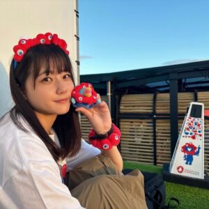 Yumiko Takino Instagram - トータルで4回も行くことができました！
本当に楽しかったし、旅行に行こう、、！と何度もなりました😌
ミャクミャクグッズ、どんどん増えていきました！まだ増えるかも🙂

そして最後にも載せましたが
JR西日本グループからの万博に携わった皆様に感謝を伝えるポスターに出演しています！

桜島駅での撮影中、万博に向かう笑顔を沢山見ることができました😌
JR西日本管内の駅で見かけたら是非教えてください💭

#大阪万博 #万博 #大阪関西万博 #ミャクミャク 
#expo2025 #osakaexpo2025 #jr西日本