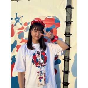 Yumiko Takino Instagram - トータルで4回も行くことができました！
本当に楽しかったし、旅行に行こう、、！と何度もなりました😌
ミャクミャクグッズ、どんどん増えていきました！まだ増えるかも🙂

そして最後にも載せましたが
JR西日本グループからの万博に携わった皆様に感謝を伝えるポスターに出演しています！

桜島駅での撮影中、万博に向かう笑顔を沢山見ることができました😌
JR西日本管内の駅で見かけたら是非教えてください💭

#大阪万博 #万博 #大阪関西万博 #ミャクミャク 
#expo2025 #osakaexpo2025 #jr西日本