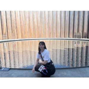 Yumiko Takino Instagram - トータルで4回も行くことができました！
本当に楽しかったし、旅行に行こう、、！と何度もなりました😌
ミャクミャクグッズ、どんどん増えていきました！まだ増えるかも🙂

そして最後にも載せましたが
JR西日本グループからの万博に携わった皆様に感謝を伝えるポスターに出演しています！

桜島駅での撮影中、万博に向かう笑顔を沢山見ることができました😌
JR西日本管内の駅で見かけたら是非教えてください💭

#大阪万博 #万博 #大阪関西万博 #ミャクミャク 
#expo2025 #osakaexpo2025 #jr西日本