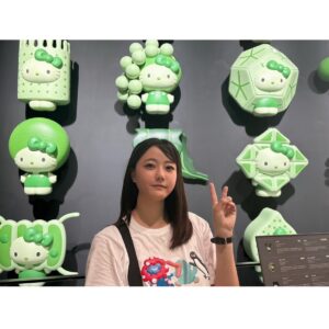 Yumiko Takino Instagram - トータルで4回も行くことができました！
本当に楽しかったし、旅行に行こう、、！と何度もなりました😌
ミャクミャクグッズ、どんどん増えていきました！まだ増えるかも🙂

そして最後にも載せましたが
JR西日本グループからの万博に携わった皆様に感謝を伝えるポスターに出演しています！

桜島駅での撮影中、万博に向かう笑顔を沢山見ることができました😌
JR西日本管内の駅で見かけたら是非教えてください💭

#大阪万博 #万博 #大阪関西万博 #ミャクミャク 
#expo2025 #osakaexpo2025 #jr西日本
