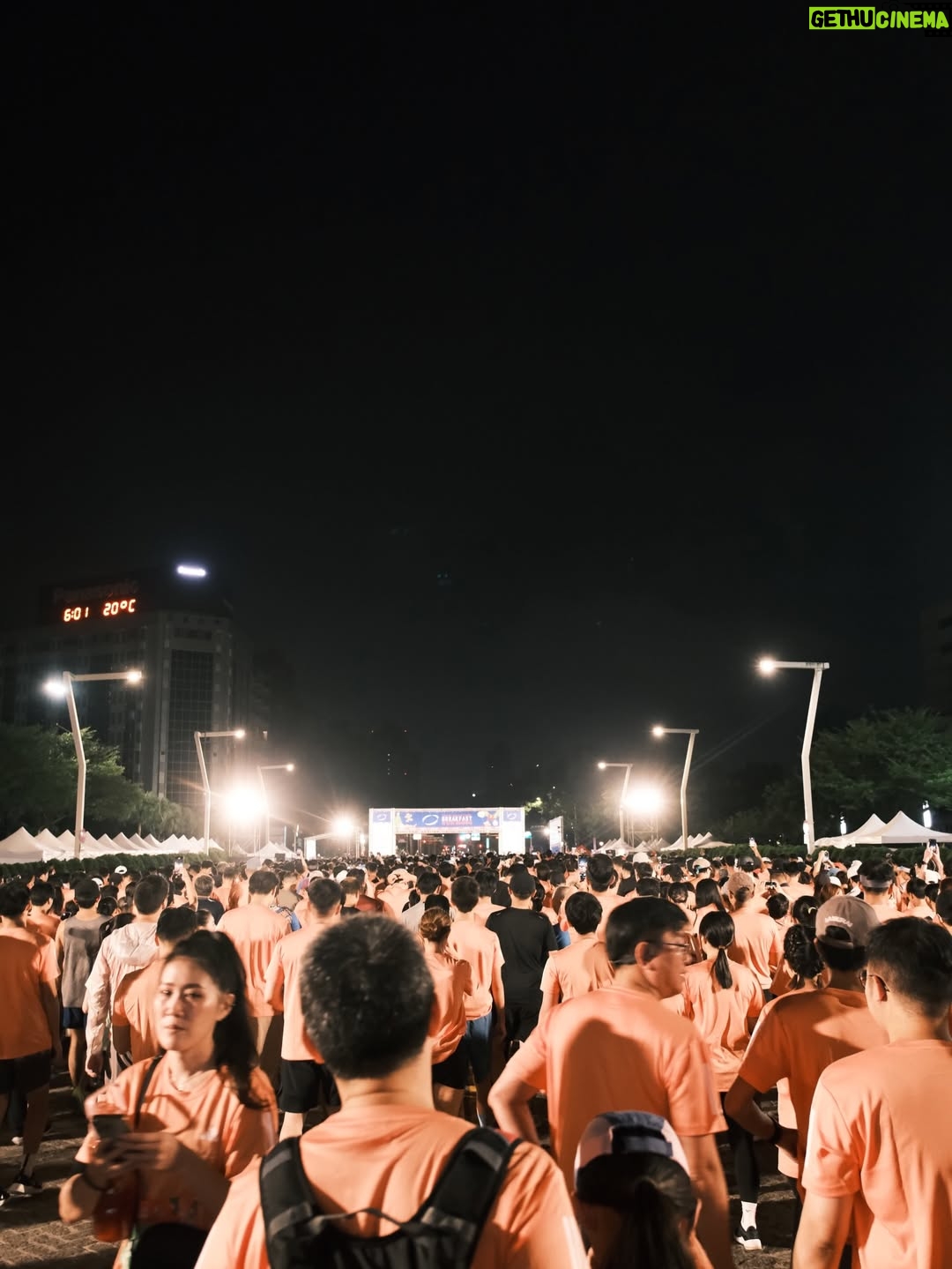Yun Liu - 2K Likes - ‘
不是追配速，
是追早餐。

9K 剛剛好，
跑完還有力氣吃、聊天、拍照。

台北的早晨，
把馬拉松變成一場
邊跑邊笑的早餐約會。

@taipei_marathon 
@rave.club__ 
#台北馬9K #早餐馬