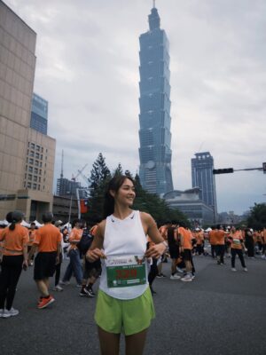 Yun Liu Instagram - ‘
不是追配速，
是追早餐。

9K 剛剛好，
跑完還有力氣吃、聊天、拍照。

台北的早晨，
把馬拉松變成一場
邊跑邊笑的早餐約會。

@taipei_marathon 
@rave.club__ 
#台北馬9K #早餐馬