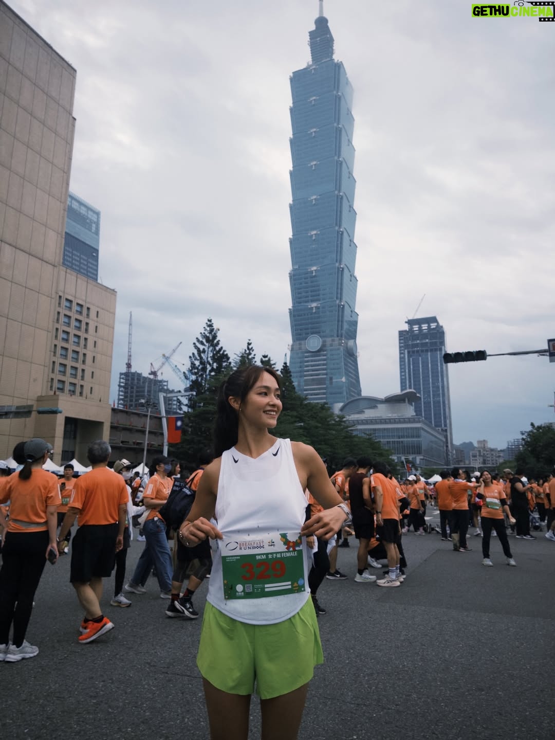 Yun Liu - 2K Likes - ‘
不是追配速，
是追早餐。

9K 剛剛好，
跑完還有力氣吃、聊天、拍照。

台北的早晨，
把馬拉松變成一場
邊跑邊笑的早餐約會。

@taipei_marathon 
@rave.club__ 
#台北馬9K #早餐馬