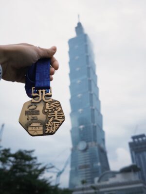Yun Liu Instagram - ‘
不是追配速，
是追早餐。

9K 剛剛好，
跑完還有力氣吃、聊天、拍照。

台北的早晨，
把馬拉松變成一場
邊跑邊笑的早餐約會。

@taipei_marathon 
@rave.club__ 
#台北馬9K #早餐馬