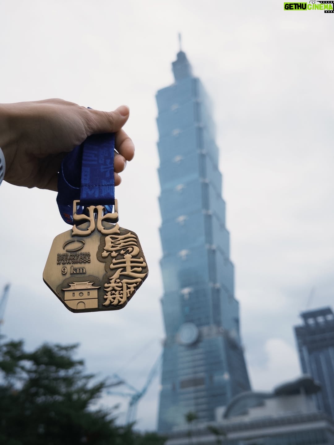 Yun Liu - 2K Likes - ‘
不是追配速，
是追早餐。

9K 剛剛好，
跑完還有力氣吃、聊天、拍照。

台北的早晨，
把馬拉松變成一場
邊跑邊笑的早餐約會。

@taipei_marathon 
@rave.club__ 
#台北馬9K #早餐馬