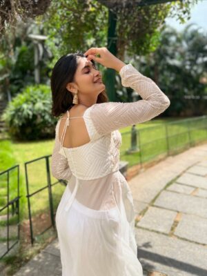 Yuvina Parthavi Instagram - Sahiba🦢🤍
#right movie promotions
Attire: @zenoraofficial_ 🤍
#yuvinaparthavi
#movie promotions
#corset kurthi
#pinteresty
#white 🤍