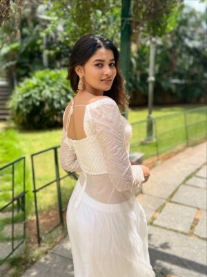 Yuvina Parthavi Instagram - Sahiba🦢🤍
#right movie promotions
Attire: @zenoraofficial_ 🤍
#yuvinaparthavi
#movie promotions
#corset kurthi
#pinteresty
#white 🤍