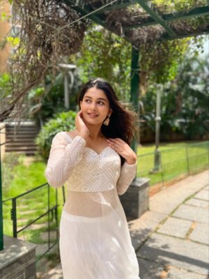 Yuvina Parthavi Instagram - Sahiba🦢🤍
#right movie promotions
Attire: @zenoraofficial_ 🤍
#yuvinaparthavi
#movie promotions
#corset kurthi
#pinteresty
#white 🤍