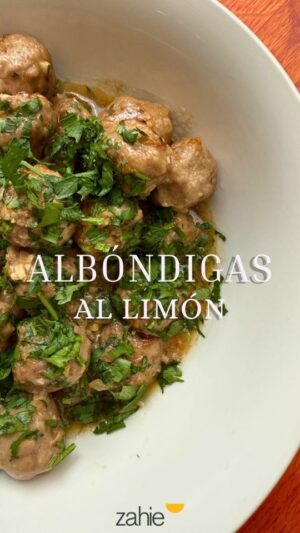 Zahie Téllez Instagram - Una manera diferente de comer albóndigas, al limón 🍋
¡Super ricas y fáciles!
¿Qué necesito?
* 100 gr de pan duro
* 300 gr de carne molida de res
* 1 huevo
* 25 gr de parmesano
* Romero fresco al gusto
* Sal
* Cáscara de limón rallada
* 1 taza de harina
* Aceite de oliva
* ½ cebolla picada finamente
* 1 ajo picado finamente
* 1 cda de mantequilla
* El jugo de 2 limones
* Perejil picado
Receta escrita:
* Remojar el pan en agua hasta suavizar.
* En un bowl, agregar la carne, el huevo, el parmesano, el romero y la sal; mezclar. Incorporar el pan bien exprimido, mezclar de nuevo, añadir la cáscara de limón rallada e integrar. Formar bolitas pequeñas y pasar por harina.
* En una sartén caliente, añadir aceite de oliva, cebolla y ajo; dejar dorar ligeramente y agregar la mantequilla. Cuando la cebolla esté dorada, agregar las bolitas de carne y dorar por todos lados. Añadir un poco de agua y el jugo de limón, tapar, bajar el fuego y cocinar por 15 minutos.
* Pasado el tiempo, servir con perejil picado y disfrutar.
#ZahieTéllez #Albondigasallimon #RecetasFáciles