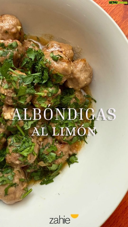Zahie Téllez - 1.9K Likes - Una manera diferente de comer albóndigas, al limón 🍋 
¡Super ricas y fáciles!

¿Qué necesito?
* 100 gr de pan duro
* 300 gr de carne molida de res
* 1 huevo
* 25 gr de parmesano
* Romero fresco al gusto
* Sal
* Cáscara de limón rallada 
* 1 taza de harina
* Aceite de oliva
* ½ cebolla picada finamente
* 1 ajo picado finamente
* 1 cda de mantequilla
* El jugo de 2 limones
* Perejil picado

Receta escrita:
* Remojar el pan en agua hasta suavizar.
* En un bowl, agregar la carne, el huevo, el parmesano, el romero y la sal; mezclar. Incorporar el pan bien exprimido, mezclar de nuevo, añadir la cáscara de limón rallada e integrar. Formar bolitas pequeñas y pasar por harina.
* En una sartén caliente, añadir aceite de oliva, cebolla y ajo; dejar dorar ligeramente y agregar la mantequilla. Cuando la cebolla esté dorada, agregar las bolitas de carne y dorar por todos lados. Añadir un poco de agua y el jugo de limón, tapar, bajar el fuego y cocinar por 15 minutos.
* Pasado el tiempo, servir con perejil picado y disfrutar.

#ZahieTéllez #Albondigasallimon #RecetasFáciles