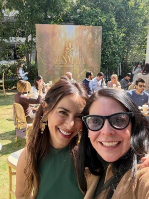 Zahie Téllez Instagram - Mi querida @claudializaldi junto con @eddazt hoy le dan vida a @zenmaya_capomo 💫💫💫
Sin duda es un honor para mí ser espectadora de este lanzamiento ¡Les deseo siempre lo mejor! 🙏🏻