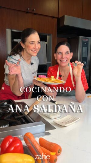 Zahie Téllez Instagram - ¡La mejor receta para tu mascota! Unas croquetas de vegetales 🥕
Mi adorada @anasaldana vino a mi cocina para contarnos un poco sobre @wuufyapp la aplicación que te va a cambiar la vida con tu mascota 🐶🐱🐾
Si quieres saber más, ya está disponible el episodio en Youtube ▶️ ¡Corre a verlo!
#ZahieTéllez #perros #gatos