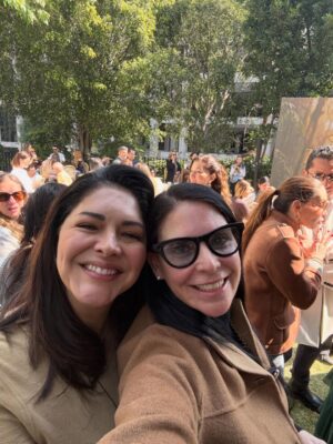 Zahie Téllez Instagram - Mi querida @claudializaldi junto con @eddazt hoy le dan vida a @zenmaya_capomo 💫💫💫
Sin duda es un honor para mí ser espectadora de este lanzamiento ¡Les deseo siempre lo mejor! 🙏🏻
