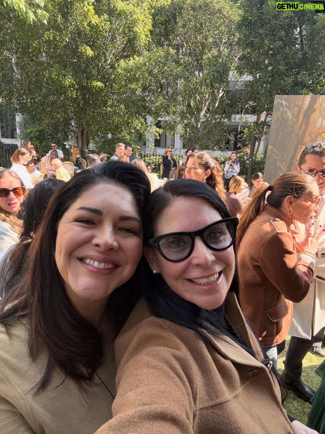 Zahie Téllez - 1.9K Likes - Mi querida @claudializaldi junto con @eddazt hoy le dan vida a @zenmaya_capomo 💫💫💫

Sin duda es un honor para mí ser espectadora de este lanzamiento ¡Les deseo siempre lo mejor! 🙏🏻