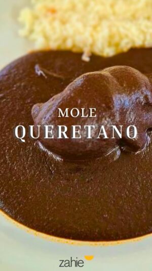 Zahie Téllez Instagram - En las ocasiones especiales, un rico mole queretano brilla por sí solo 😉
Hoy te enseño una receta espectacular que pedí prestada de mi entrañable amiga Alicia Gironella ✨
¿Qué necesito?
* 1 cda de manteca de cerdo o aceite
* 15 gr de ajos picados toscamente
* 200 gr de cebolla picada toscamente
* 500 gr de jitomate asado
* 500 gr de tomate verde asado
* 50 gr de chiles pasilla negros desvenados, ligeramente tatemados y remojados
* 50 gr de chiles anchos desvenados, ligeramente tatemados y remojados
* 250 gr de caldo de pollo
* 5 gr de pimienta negra
* 5 gr de pimienta gorda
* 1 gr de clavo de olor
* 5 gr de cominos
* Las hojas de 1 ramita de mejorana
* Sal
* 150 gr de cacahuates tostados
* 160 gr de almendras con cáscaras tostadas
* 150 gr de nuez
* 100 gr de uvas pasas
* 1 tortilla quemada
* 100 gr de chocolate rallado
Receta escrita:
* Calentar una olla de barro, agregar la manteca y dejar hasta que huela a carnitas. Incorporar la cebolla y el ajo, sofreír y retirar.
* En un mortero, moler la pimienta negra, la pimienta gorda, el clavo, el comino y la mejorana.
* En la licuadora, moler los chiles con un poco del agua de remojo, el caldo de pollo, las especias molidas y sal.
* En la misma olla de barro, freír los cacahuates en la manteca; retirar al dorar. Repetir el proceso con las almendras y las nueces.
* Agregar a la olla el chile molido y cocinar a fuego medio, moviendo constantemente.
* En la licuadora, licuar el jitomate y el tomate verde con los cacahuates, las almendras, las nueces, la cebolla, el ajo, las pasas, la tortilla quemada y el chocolate.
* Incorporar esta mezcla a la olla con el chile y dejar cocinar a fuego bajo durante un par de horas, moviendo ocasionalmente.
* Ajustar de sal, servir con lo que más se antoje y disfrutar.
¿Tienes algún secreto especial para tu mole? Cuéntamelo en los comentarios 💬
#ZahieTéllez #Mole #MoleQueretano