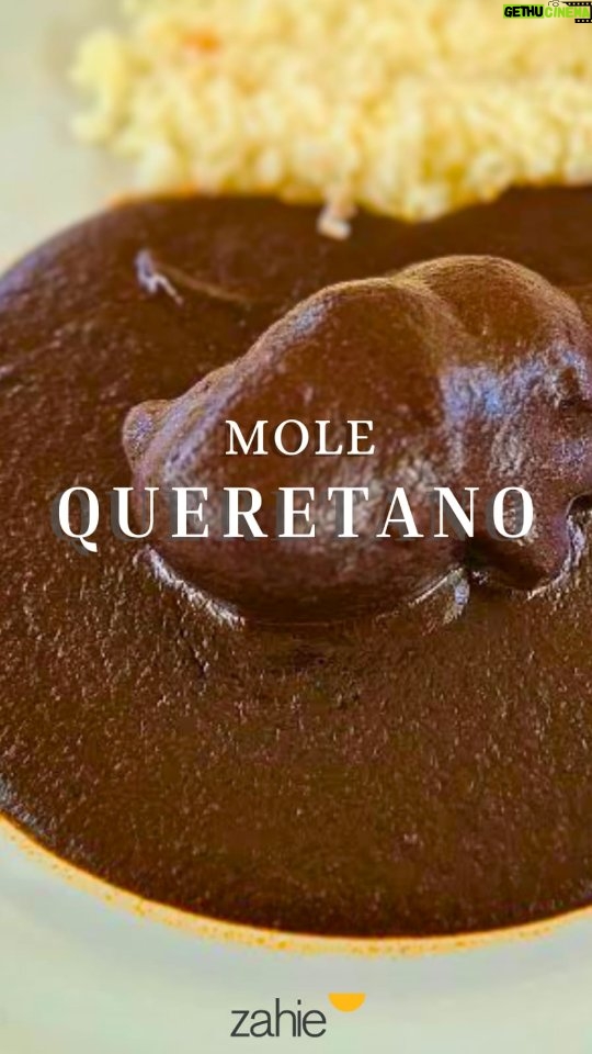 Zahie Téllez - 1.3K Likes - En las ocasiones especiales, un rico mole queretano brilla por sí solo 😉
Hoy te enseño una receta espectacular que pedí prestada de mi entrañable amiga Alicia Gironella ✨

¿Qué necesito?
* 1 cda de manteca de cerdo o aceite
* 15 gr de ajos picados toscamente
* 200 gr de cebolla picada toscamente
* 500 gr de jitomate asado
* 500 gr de tomate verde asado
* 50 gr de chiles pasilla negros desvenados, ligeramente tatemados y remojados
* 50 gr de chiles anchos desvenados, ligeramente tatemados y remojados
* 250 gr de caldo de pollo
* 5 gr de pimienta negra
* 5 gr de pimienta gorda
* 1 gr de clavo de olor
* 5 gr de cominos 
* Las hojas de 1 ramita de mejorana
* Sal
* 150 gr de cacahuates tostados
* 160 gr de almendras con cáscaras tostadas
* 150 gr de nuez
* 100 gr de uvas pasas
* 1 tortilla quemada
* 100 gr de chocolate rallado

Receta escrita: 
* Calentar una olla de barro, agregar la manteca y dejar hasta que huela a carnitas. Incorporar la cebolla y el ajo, sofreír y retirar.
* En un mortero, moler la pimienta negra, la pimienta gorda, el clavo, el comino y la mejorana.
* En la licuadora, moler los chiles con un poco del agua de remojo, el caldo de pollo, las especias molidas y sal.
* En la misma olla de barro, freír los cacahuates en la manteca; retirar al dorar. Repetir el proceso con las almendras y las nueces.
* Agregar a la olla el chile molido y cocinar a fuego medio, moviendo constantemente.
* En la licuadora, licuar el jitomate y el tomate verde con los cacahuates, las almendras, las nueces, la cebolla, el ajo, las pasas, la tortilla quemada y el chocolate.
* Incorporar esta mezcla a la olla con el chile y dejar cocinar a fuego bajo durante un par de horas, moviendo ocasionalmente.
* Ajustar de sal, servir con lo que más se antoje y disfrutar.

¿Tienes algún secreto especial para tu mole? Cuéntamelo en los comentarios 💬

#ZahieTéllez #Mole #MoleQueretano