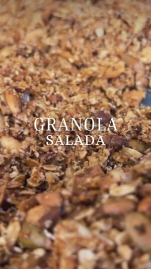 Zahie Téllez Instagram - ¡Granola Salada! Una receta fácil, versátil y deliciosa 🌰
¿Qué necesito?
* 200g de avena
* 100 g de pan molido
* 100 g de pepita de calabaza
* 50 g de ajonjolí
* 50g de almendra fileteada
* 50g de piñones
* Sal de grano
* Cilantro deshidratado
* Paprika
* 6 cdas de aceite de oliva
Receta escrita:
* Colocar todos los ingredientes en una bandeja para hornear, mezclar bien, agregar el aceite de oliva y meter al horno por 15 min a 190ºC.
Guarda esta receta y envíala a la persona que sí o sí la tiene que preparar. 👩🏻🍳
#ZahieTéllez #GranolaSalada #RecetaFácil #Granola
