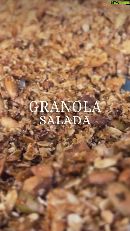 Zahie Téllez - 1.6K Likes - ¡Granola Salada! Una receta fácil, versátil y deliciosa 🌰

¿Qué necesito?
* 200g  de avena
* 100 g de pan molido
* 100 g de pepita de calabaza
* 50 g de ajonjolí
* 50g de almendra fileteada
* 50g de piñones
* Sal de grano
* Cilantro deshidratado
* Paprika
* 6 cdas de aceite de oliva
Receta escrita:
* Colocar todos los ingredientes en una bandeja para hornear, mezclar bien, agregar el aceite de oliva y meter al horno por 15 min a 190ºC.

Guarda esta receta y envíala a la persona que sí o sí la tiene que preparar. 👩🏻‍🍳

#ZahieTéllez #GranolaSalada #RecetaFácil #Granola