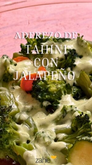 Zahie Téllez Instagram - Un delicioso aderezo para acompañar tus ensaladas favoritas 🥗
¿Qué necesito?
* ½ cda de semillas de cilantro
* ½ cda de semillas de hinojo
* Sal al gusto
* ½ tza de aceite vegetal
* 1 ajo
*1 cda de tomillo fresco
* 1 chile jalapeño cortado en trozos
* 2 cdas de pasta de tahini
* El jugo de ½ limón
Para la ensalada (opcional):
* 1 calabaza en rebanadas y cocidas
* 1 ramo de brócoli cocido
* 50 gr de ejotes cocidos
* 1 zanahoria en rebanadas y cocida
* Sal y pimienta al gusto
Receta escrita:
* En una sartén, calentar ligeramente las semillas de cilantro y de hinojo hasta que desprendan aroma; retirar y machacar en un mortero con sal al gusto.
* En una olla pequeña a fuego medio–bajo, calentar el aceite vegetal con ½ cda de la mezcla de especias, el ajo y el tomillo; infusionar de 20 a 25 minutos sin dejar hervir.
* Apagar el fuego y agregar el chile jalapeño para que se integre en el aceite caliente.
* En una licuadora, colocar el tahini, el jugo de limón y el aceite infusionado con todo y chiles; licuar hasta obtener una mezcla homogénea.
📝 Tip: si se corta, agregar un chorrito de agua caliente y volver a licuar.
* Servir con la ensalada de verduras cocidas.
Cuéntame en los comentarios qué tal te pareció 😉
#ZahieTéllez #Aderezo #Ensalada