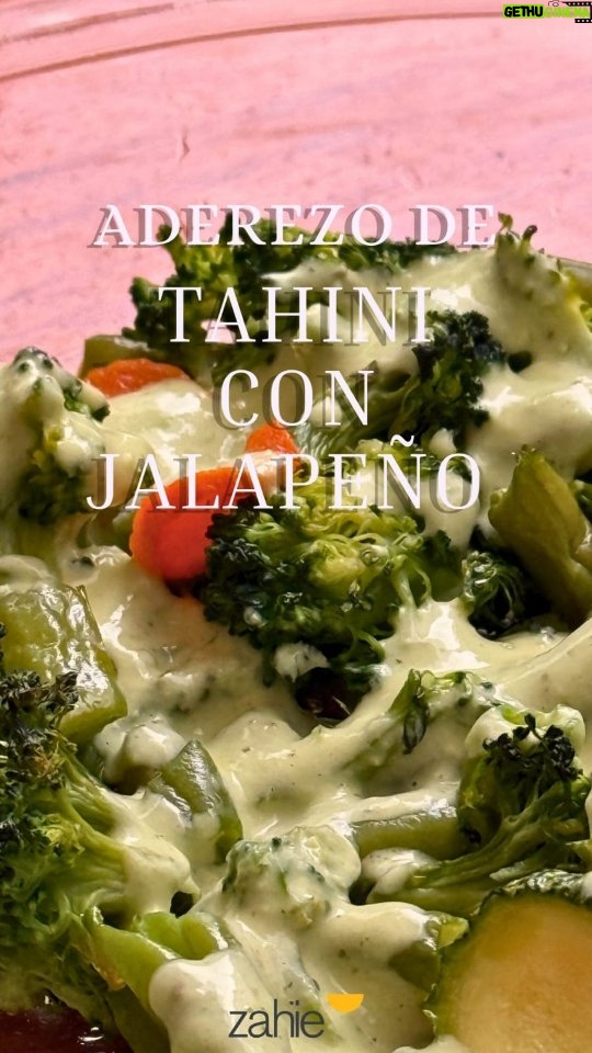 Zahie Téllez - 1.3K Likes - Un delicioso aderezo para acompañar tus ensaladas favoritas 🥗

¿Qué necesito?
* ½  cda de semillas de cilantro
* ½ cda de semillas de hinojo
* Sal al gusto
* ½ tza de aceite vegetal
* 1 ajo
*1 cda de tomillo fresco
* 1 chile jalapeño cortado en trozos
* 2 cdas de pasta de tahini
* El jugo de ½  limón

Para la ensalada (opcional):
* 1 calabaza en rebanadas y cocidas
* 1 ramo de brócoli cocido
* 50 gr de ejotes cocidos
* 1 zanahoria en rebanadas y cocida
* Sal y pimienta al gusto
 
Receta escrita:
* En una sartén, calentar ligeramente las semillas de cilantro y de hinojo hasta que desprendan aroma; retirar y machacar en un mortero con sal al gusto.
* En una olla pequeña a fuego medio–bajo, calentar el aceite vegetal con ½ cda de la mezcla de especias, el ajo y el tomillo; infusionar de 20 a 25 minutos sin dejar hervir.
* Apagar el fuego y agregar el chile jalapeño para que se integre en el aceite caliente.
* En una licuadora, colocar el tahini, el jugo de limón y el aceite infusionado con todo y chiles; licuar hasta obtener una mezcla homogénea. 
📝 Tip: si se corta, agregar un chorrito de agua caliente y volver a licuar.
* Servir con la ensalada de verduras cocidas.

Cuéntame en los comentarios qué tal te pareció 😉

#ZahieTéllez #Aderezo #Ensalada