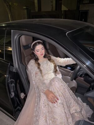 Zahra Waseem Instagram - 🦢💍🕊️

👗 @mysiebytahira 
💄 @fazistudio