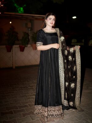 Zahra Waseem Instagram - Qawali night🖤

👗 @kanwalmalik.official