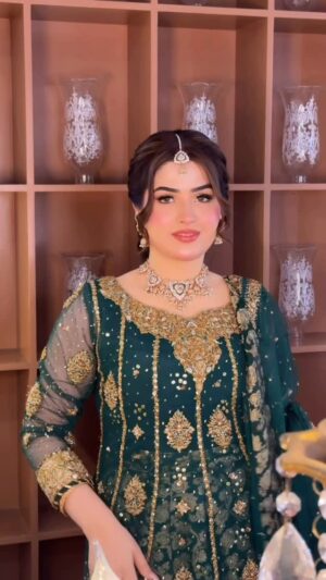 Zahra Waseem Instagram - Mehndi🪔

Makeup: @makeovers_by_amaima 
Jewellery: @assurejewelry 
Dress: @harisshakeelofficial
