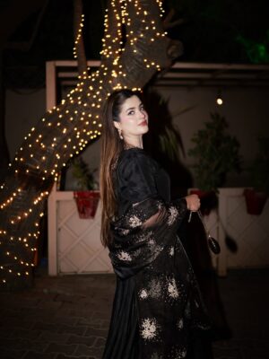 Zahra Waseem Instagram - Qawali night🖤

👗 @kanwalmalik.official