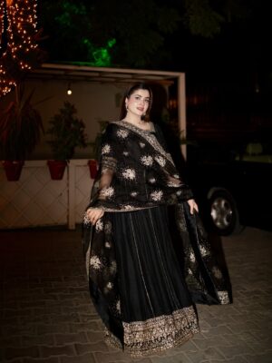 Zahra Waseem Instagram - Qawali night🖤

👗 @kanwalmalik.official