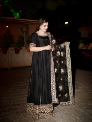 Zahra Waseem Instagram - Qawali night🖤

👗 @kanwalmalik.official
