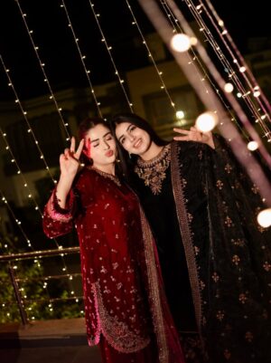 Zahra Waseem Instagram - Dholki🥁
We both wearing @baroque_official