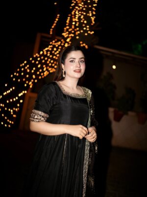 Zahra Waseem Instagram - Qawali night🖤

👗 @kanwalmalik.official