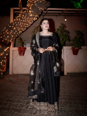Zahra Waseem Instagram - Qawali night🖤

👗 @kanwalmalik.official